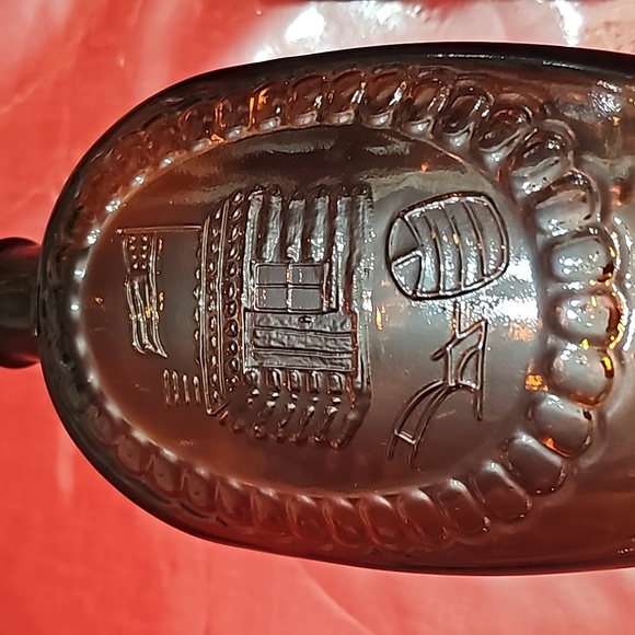 2 VINTAGE LOG CABIN AMBER GLASS SYRUP BOTTLE BICENTENNIAL 1776 - 197… - Picture 5 of 6